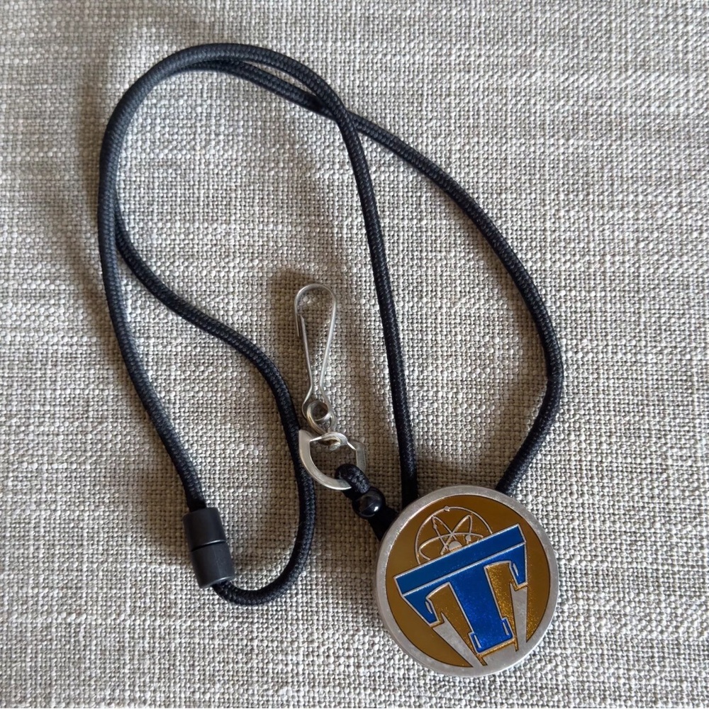 Rare 2015 Disney Cast Member Exclusive Bolo Tomorrowland Logo Pin Lanyard Movie